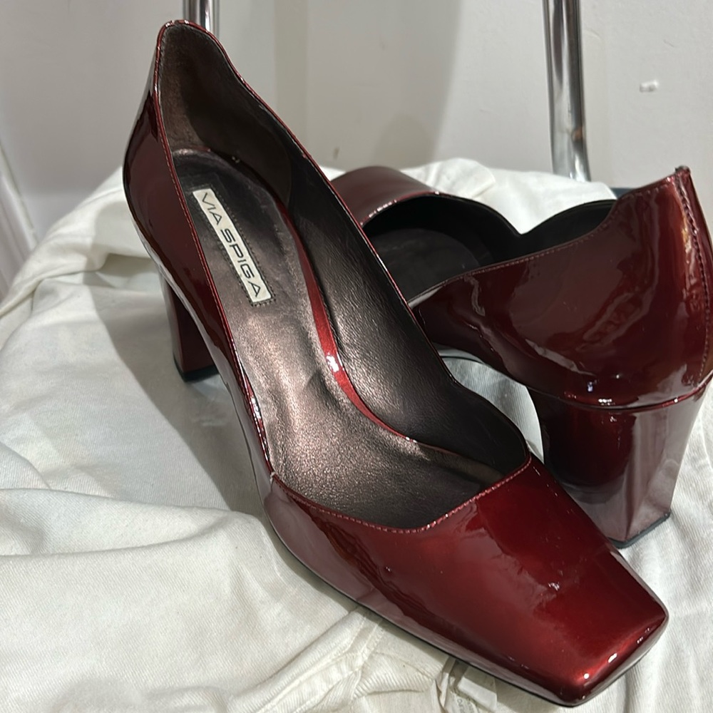 Beautiful burgundy pump.